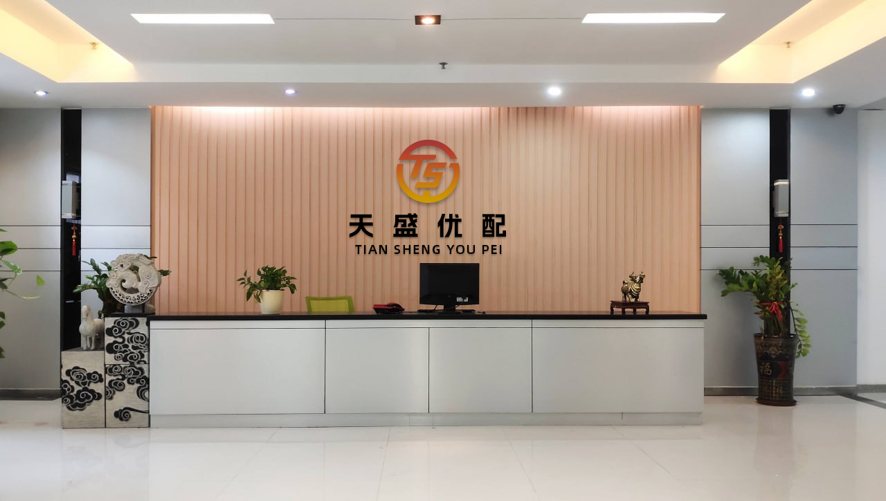 兆富配资 当初卢麒元喊“3万亿”外流的时候，多少人听着就像个笑话。卢麒元当时说的那个数字，现在看来确实让人心里发毛。2024年底，他抛出一个数据：2012到2018年间，至少3万亿美元流向海外，折算成人民币高达21万亿元。这个规模相当于当时国内生产总值的六分之一。消息一出，业内哄笑四...