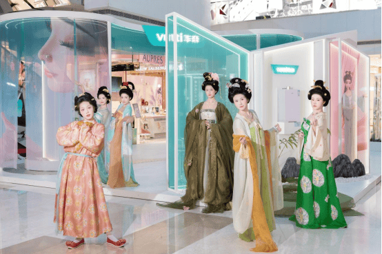 纯旭配资端 古城邂逅活水美肌：华帝快闪活动揭秘“以水养肤”黑科技